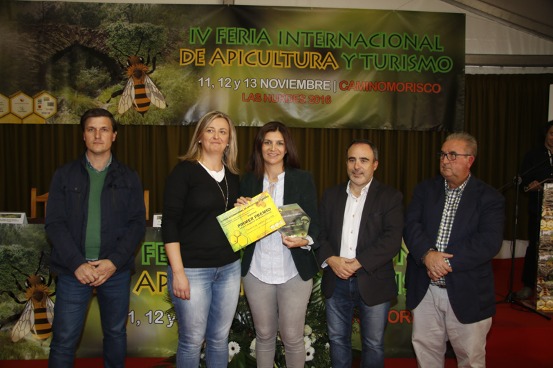 Loli Domínguez, de Secretos del Maestro Apicultor, recibe el premio a la mejor miel clara 2016, de la mano de la presidenta de la asamblea de Extremadura