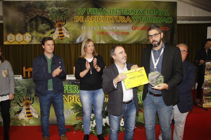 El director general de Turismo entrega el primer premio en la categoria de mieles oscuras a El Tio Picho