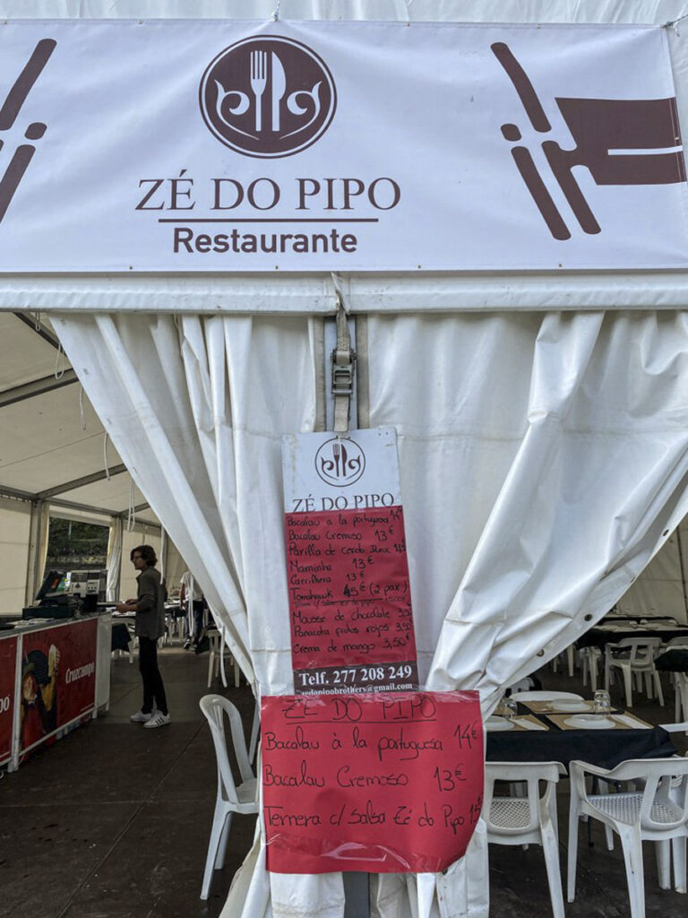 Carpa de Zé Do Pipo, restaurante portugués de Idanha a Nova, donde se podían degustar especialidades portuguesas a base de bacalao o ternera. 